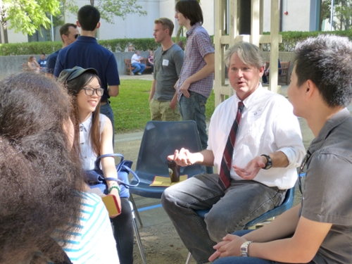 Professor James Housefield meets with new freshmen mentees