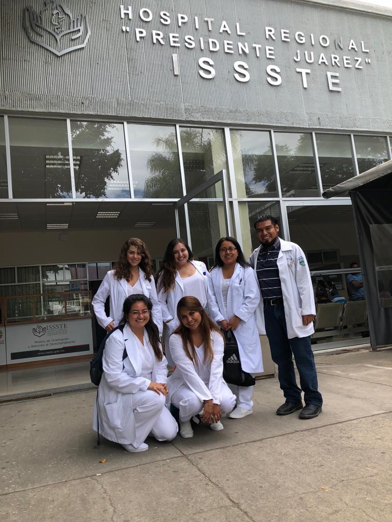 UHP students volunteer in Mexico for their year-three service project.