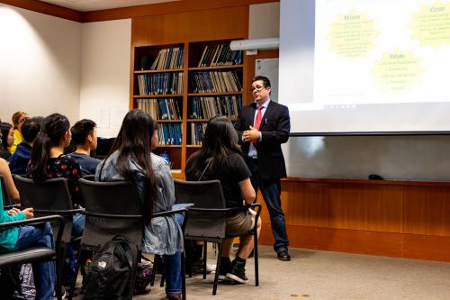 Dr. Eddy Ruiz presenting to incoming first-year students at the 2018 Honors Welcome.